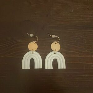 Clay arch earrings white and gold